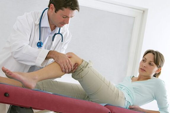 The doctor examines the legs for varicose veins after surgery